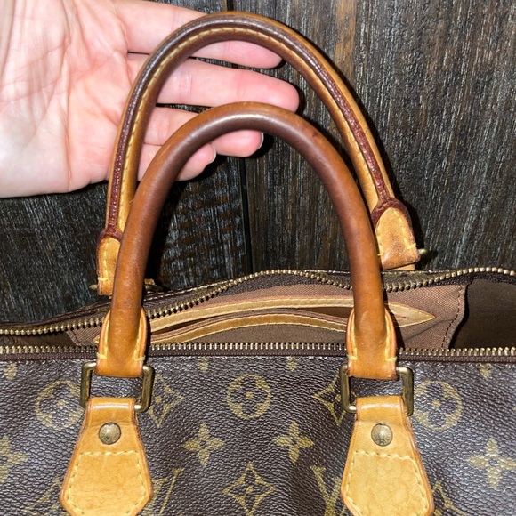 Authentic Louis Vuitton Monogram Speedy 30 - Picture 10 of 13